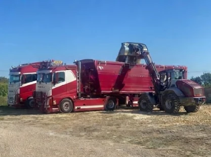 Camions TJC et chargeuse