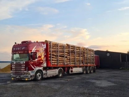 Camion TJC transportant des grumes